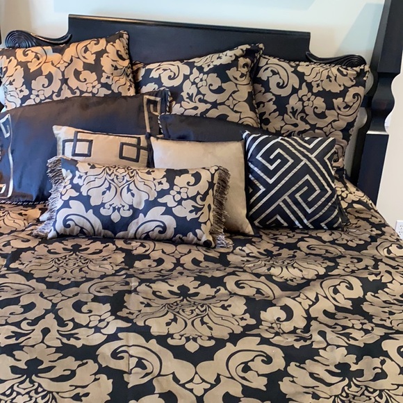 Michael Amini King Size Bedding - Picture 9 of 9